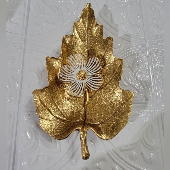 Monet Dogwood Flower White Enamel Gold Tone Vintage Brooch Pin - Picture 2 of 8